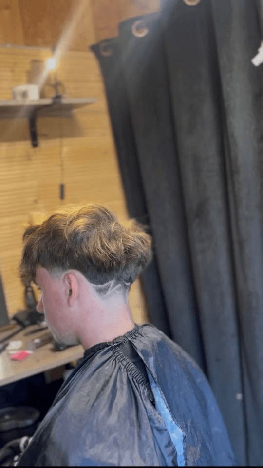 Coupe mi-longue ondulée avec dégradé bas