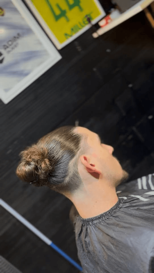 Cheveux longs attachés en chignon avec dégradé sur la nuque